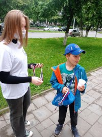 волонтёры Центра по развитию добровольческого движения и общественных инициатив Дятьковского района провели акцию по распространению ленточек в цветах флага России