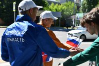Волонтеры центра по развитию добровольческого движения и общественных инициатив Дятьковского района провели патриотическую акцию по раздаче ленточек «Российский триколор»