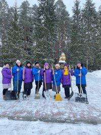 В рамках акции «Память поколений» волонтёры Центра по развитию добровольческого движения и общественных инициатив Дятьковского района в ходе акции очистили от снега «Мемориал советским воинам, партизанам и подпольщикам»